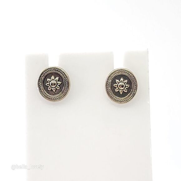 Petite Floral Round Gold Toned Stud Earrings Jewelry 0.5" - Picture 2 of 4